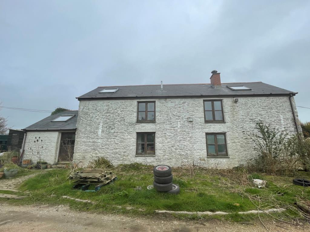 Lot: 19 - HOUSE AND OUTBUILDING WITH PLANNING SITUATED ON LARGE SITE OFFERING FURTHER POTENTIAL - Front elevation of house